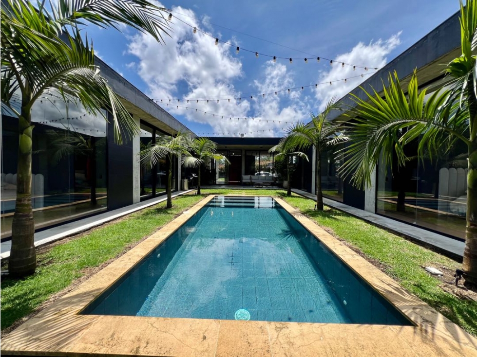 MODERNA CASA EN VENTA. ALTO DE PALMAS