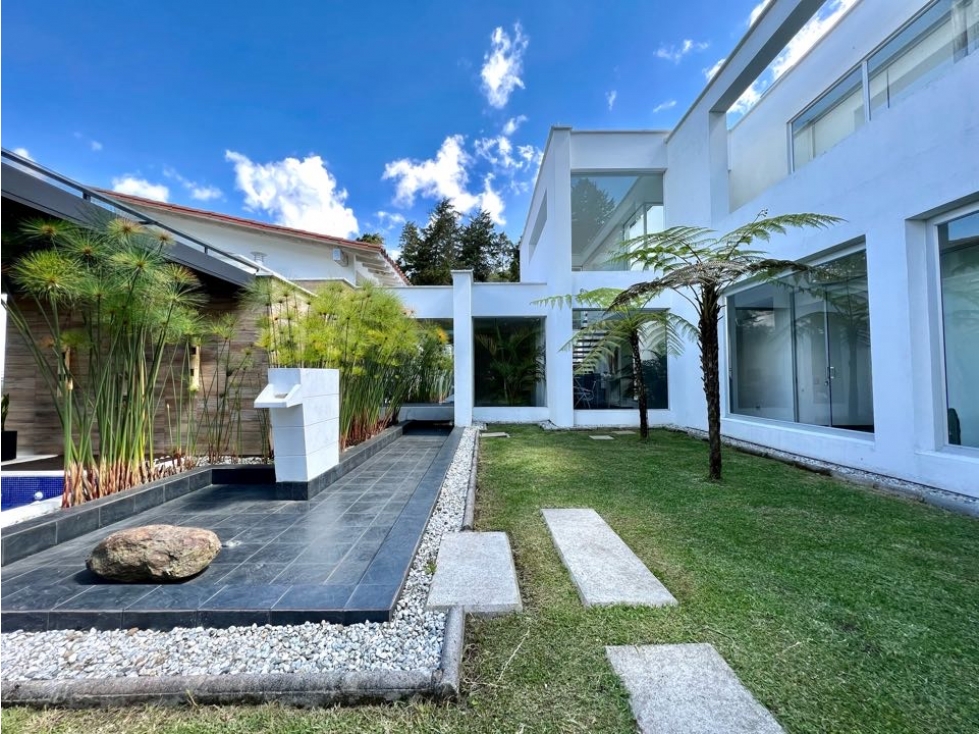 MODERNA CASA EN VENTA. UBICADA EN LLANOGRANDE