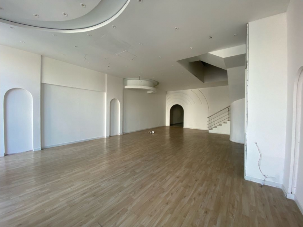 Moderno y sofisticado local comercial duplex | en zona estratégica - 1