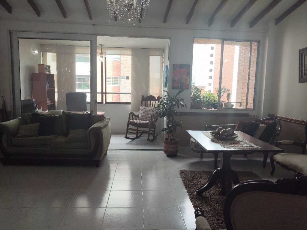 M.O.R Vende apartamento 165 m2 en Laureles.