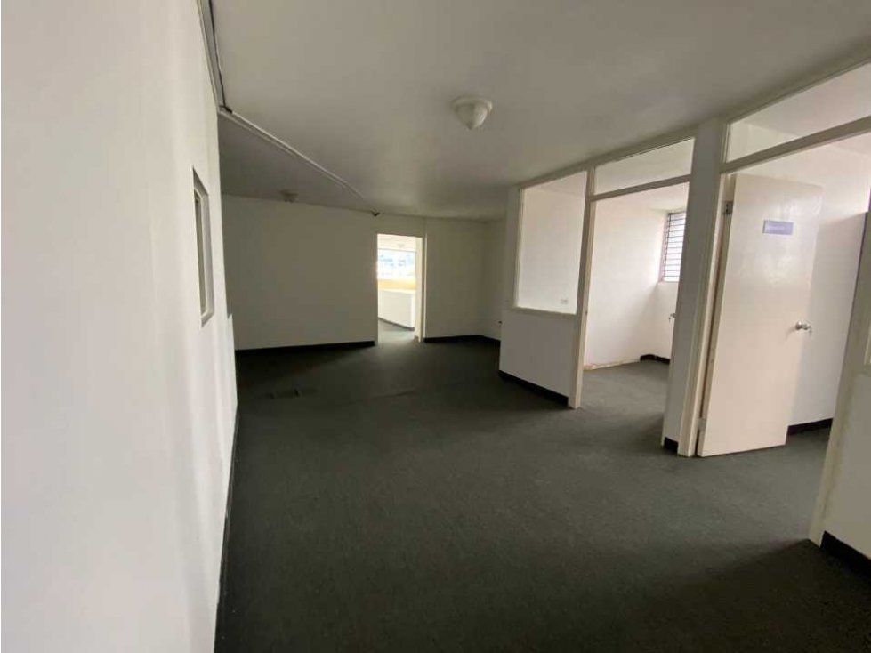 ¡Oferta! Se alquila amplia y cÃ³moda oficina en calle 50 de 300 mts — foto 2