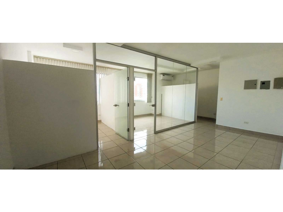 OFICINA CON DIVISIONES EN EDIFICIO LA FORTALEZA