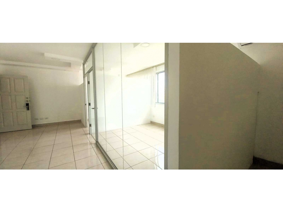 OFICINA CON DIVISIONES EN EDIFICIO LA FORTALEZA — foto 2