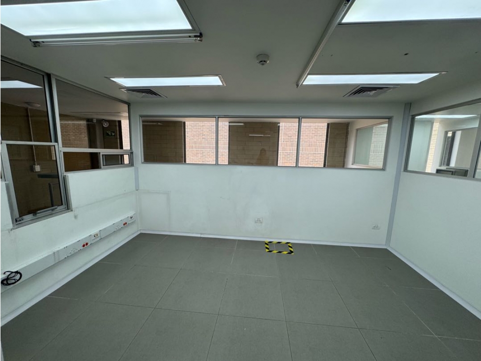 OFICINA DISPONIBLE EN LA AGUACATALA PARA ARRIENDO — foto 4