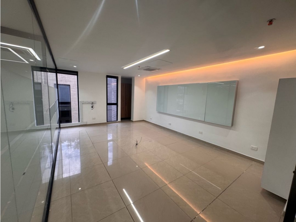OFICINA DISPONIBLE PARA ARRIENDO EN LA AGUACATALA — foto 2