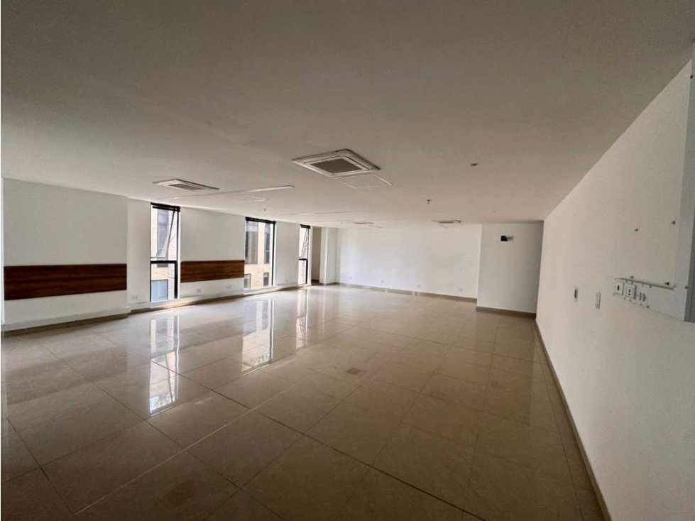 OFICINA DISPONIBLE PARA ARRIENDO EN LA AGUACATALA