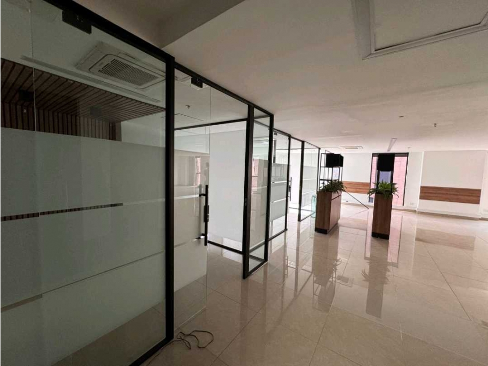 OFICINA DISPONIBLE PARA ARRIENDO EN LA AGUACATALA — foto 4