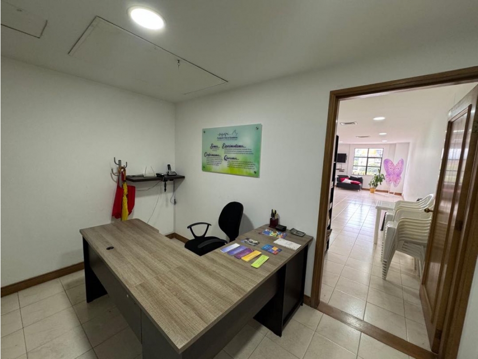 OFICINA DISPONIBLE PARA VENTA EN EL POBLADO