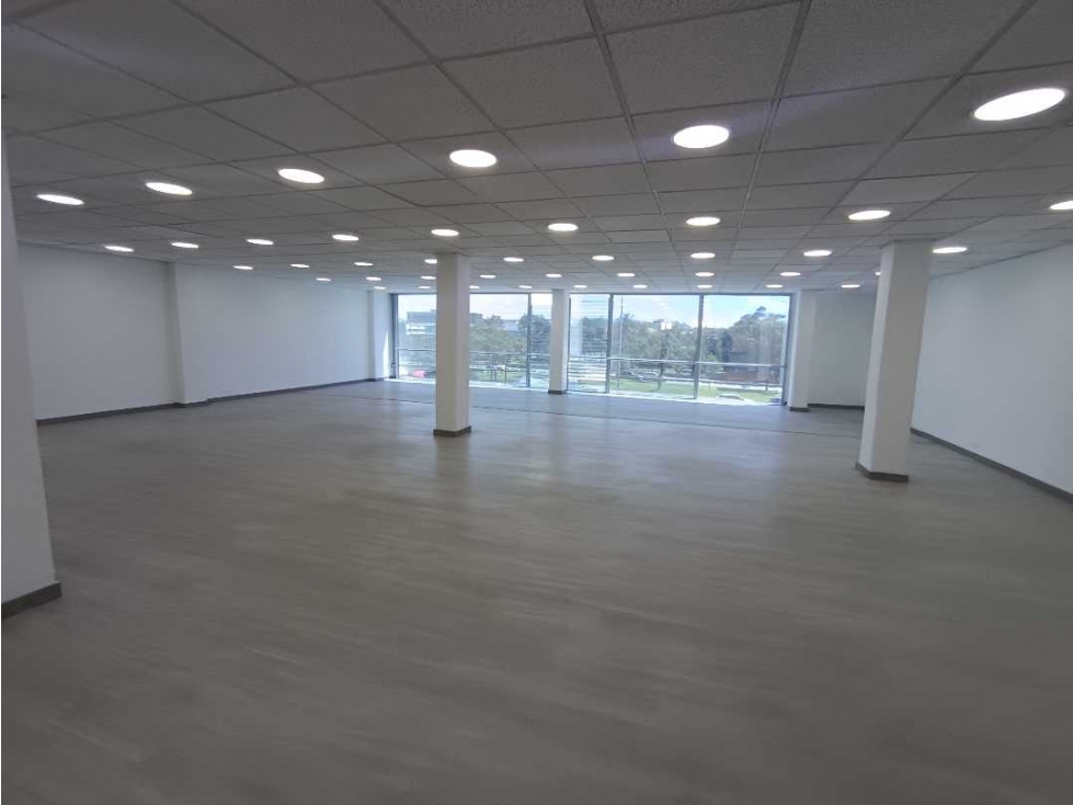 OFICINA EN ARRIENDO CERCA AL AEREOPUERTO 340M²