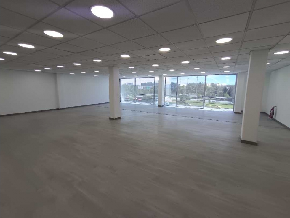OFICINA EN ARRIENDO CERCA AL AEREOPUERTO 340M² — foto 2