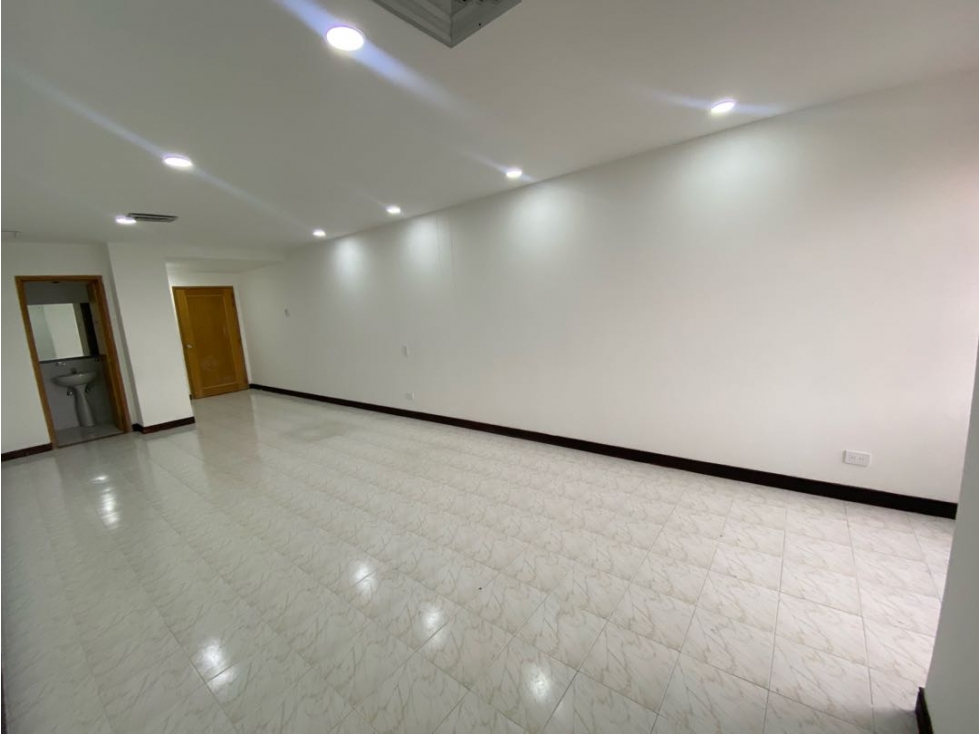 Oficina en arriendo en el poblado piso 15 — foto 3
