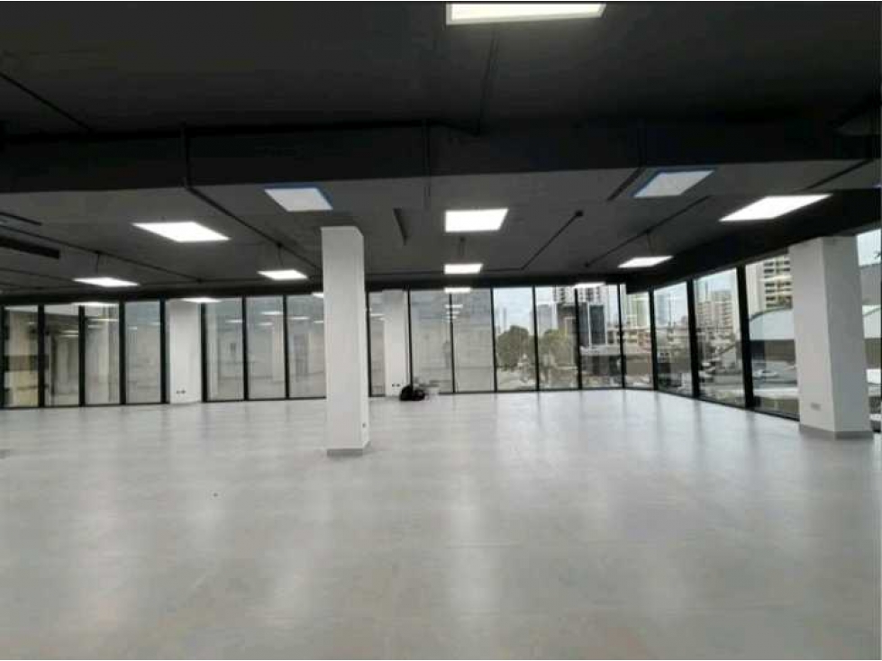 OFICINA EN PLAZA EN OBARRIO DE 282M2 REMODELADA - 2