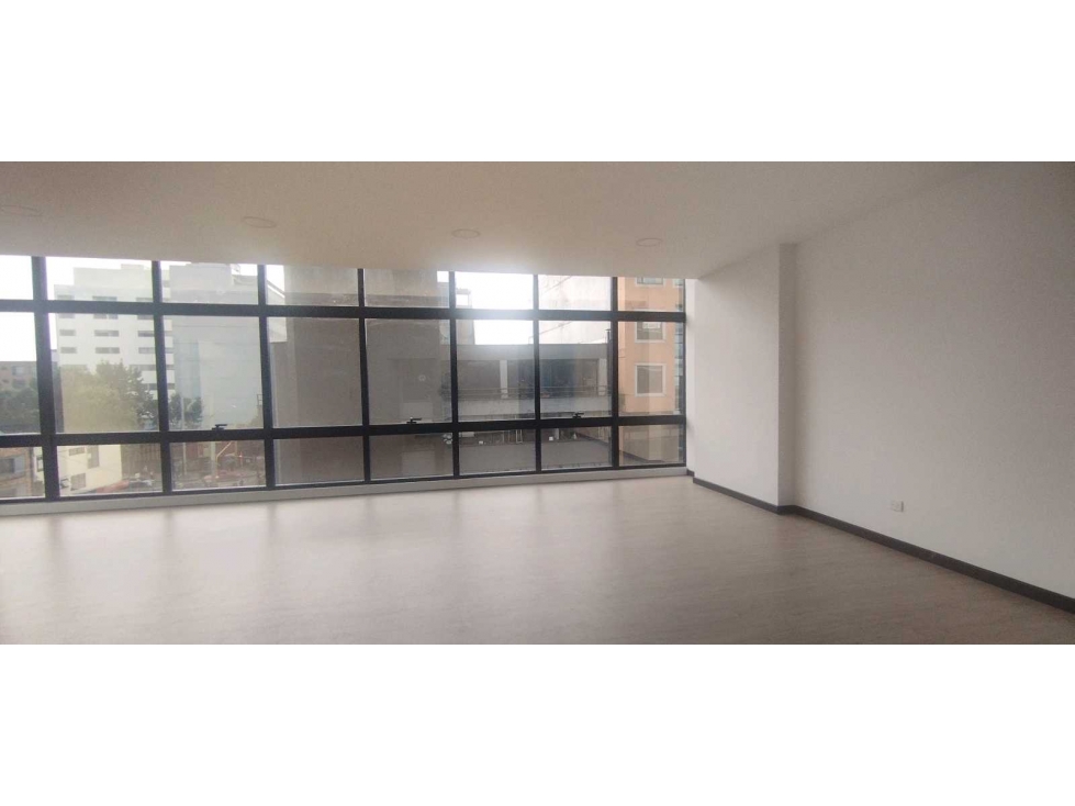 EXCELENTE OFICINA EN ARRIENDO CON MUY BUENA UBICACIÓN EN EL LAGO