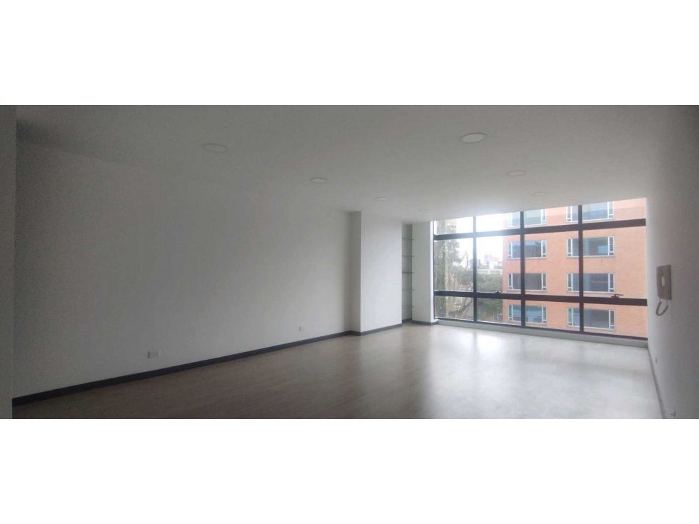 EXCELENTE OFICINA EN VENTA CON MUY BUENA UBICACIÓN EN EL LAGO — foto 3