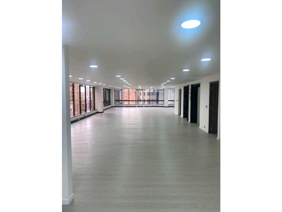 EXCELENTE OFICINA EN VENTA CERCA AL CENTRO COMERCIAL SAN MARTIN — foto 2