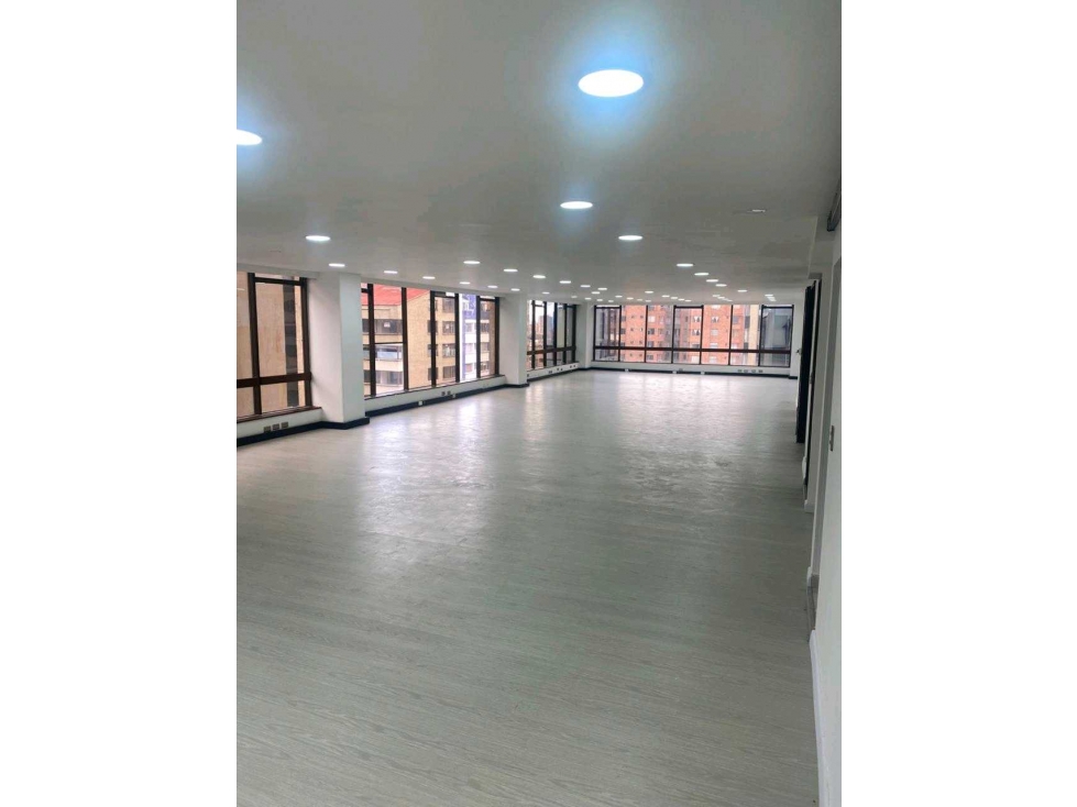 EXCELENTE OFICINA EN VENTA CERCA AL CENTRO COMERCIAL SAN MARTIN — foto 4