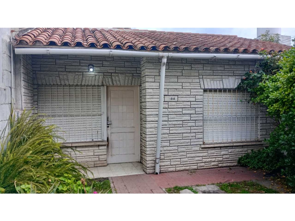 OPORTUNIDAD! PH AL FRENTE a Reciclar 3 ambientes, con Patio y Garage. - 1