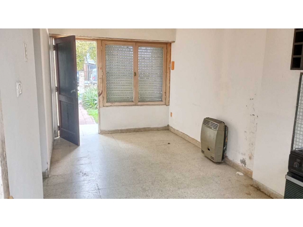 OPORTUNIDAD! PH AL FRENTE a Reciclar 3 ambientes, con Patio y Garage. - 2