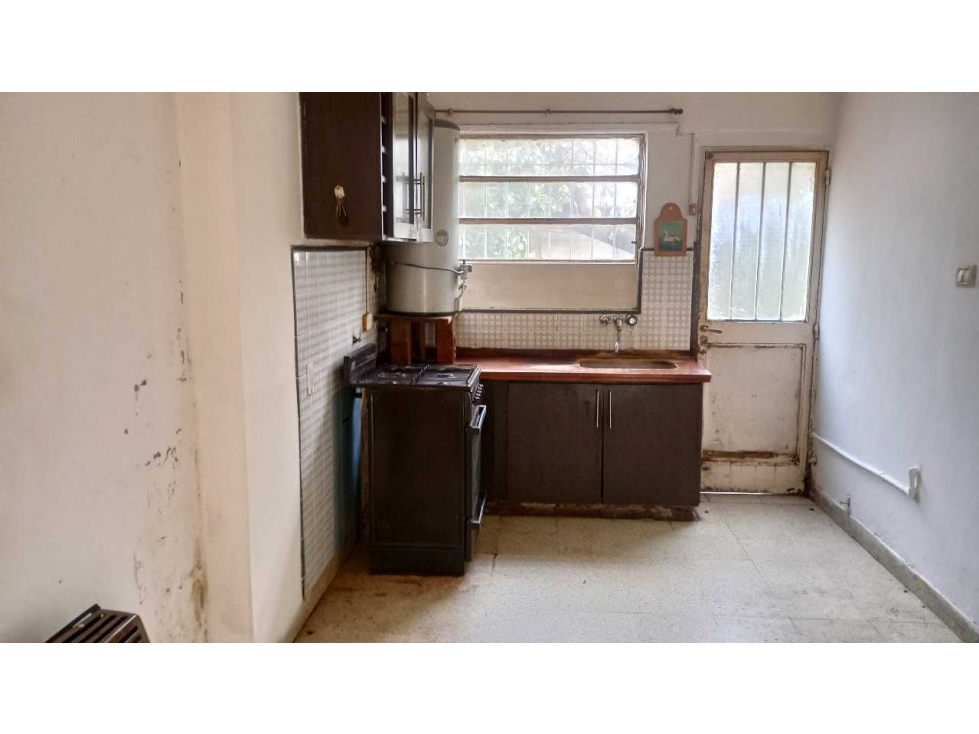 OPORTUNIDAD! PH AL FRENTE a Reciclar 3 ambientes, con Patio y Garage. - 3