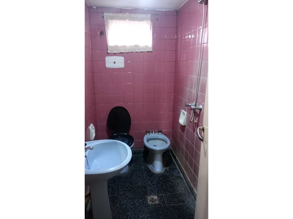 OPORTUNIDAD! PH AL FRENTE a Reciclar 3 ambientes, con Patio y Garage. - 4