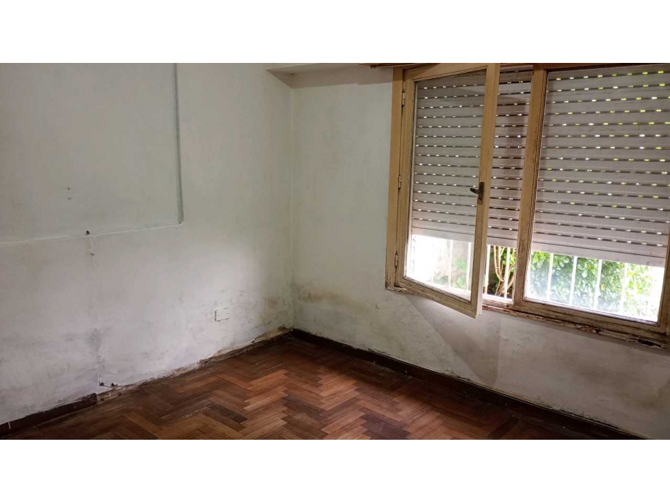 OPORTUNIDAD! PH AL FRENTE a Reciclar 3 ambientes, con Patio y Garage. - 6