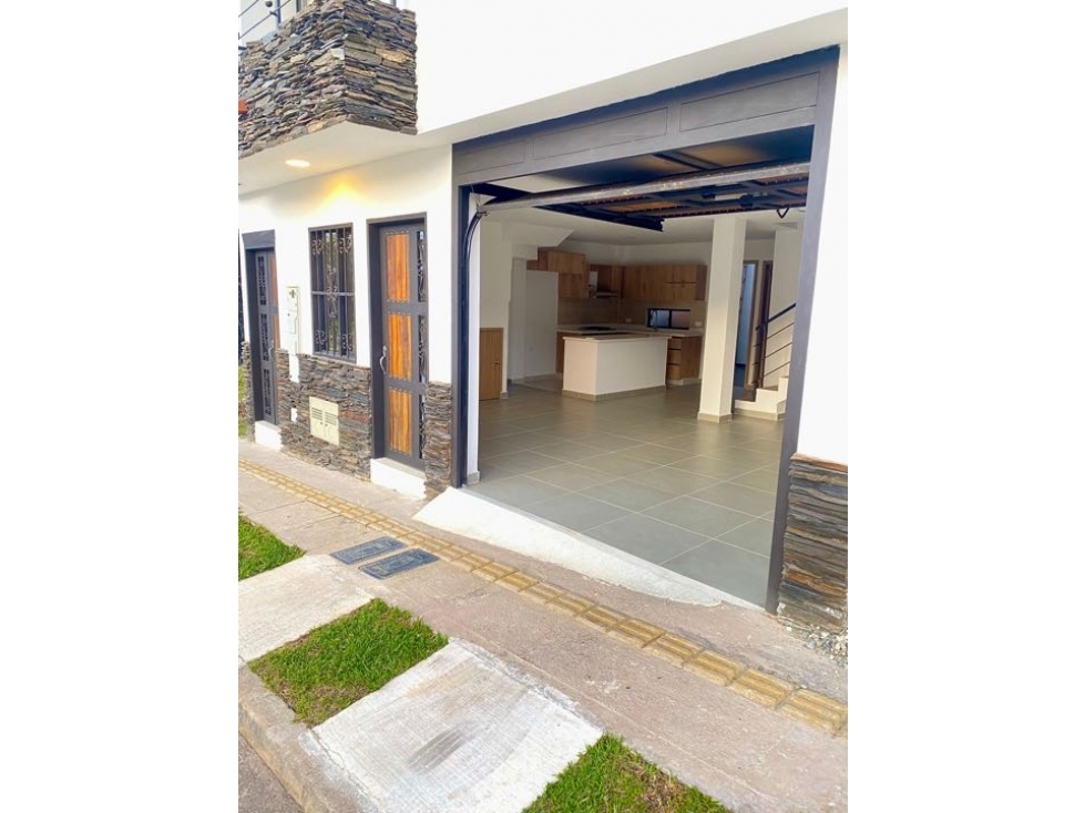 OPORTUNIDAD. HERMOSA CASA EN VENTA CON LINDOS ACABADOS Y DISTRIBUCIÓN