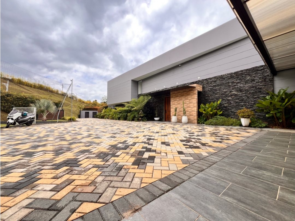 Oportunidad... HERMOSA CASA FINCA EN VENTA SECTOR AEROPUERTO JMC.