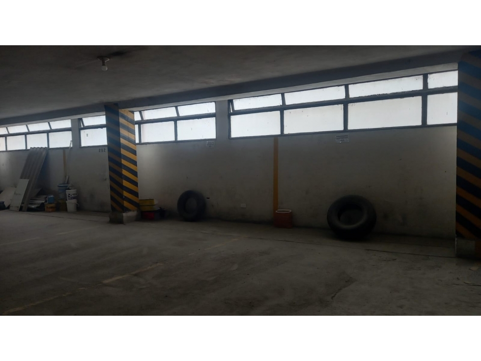 PARQUEADERO 13 DEL EDIFICIO CONQUISTADOR UBICADO EN LA AVENIDA 30 DE — foto 2