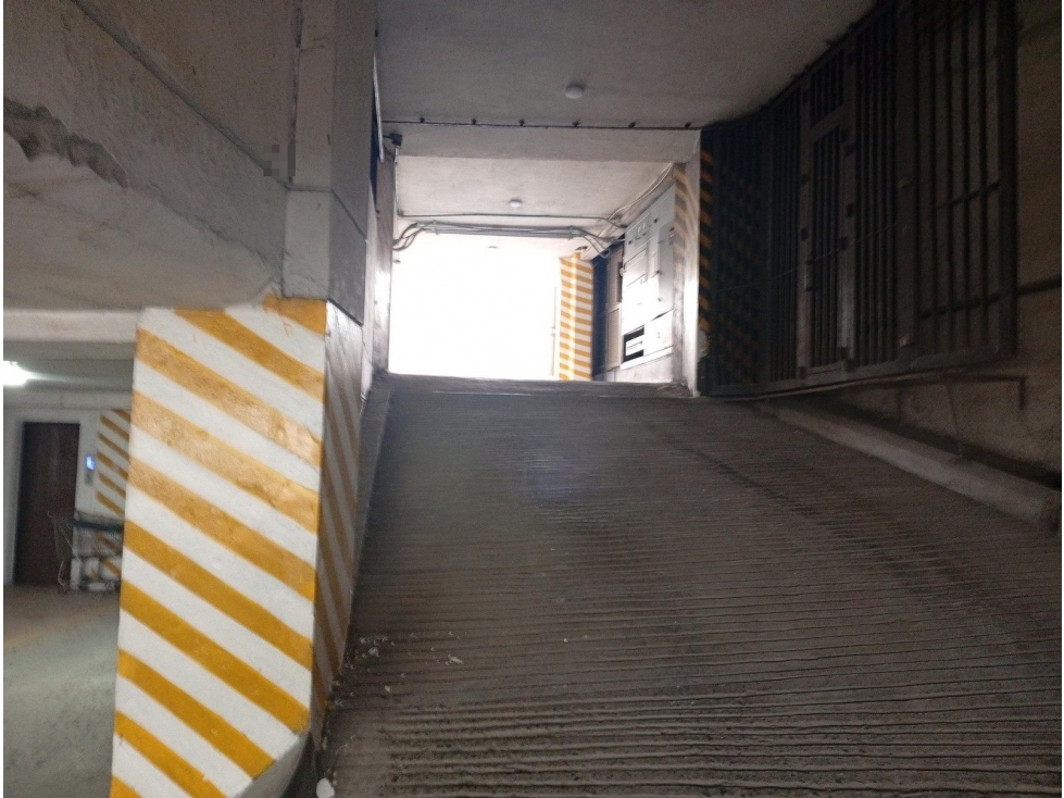 PARQUEADERO 15 ED EL CONQUISTADOR AV 30 DE AGOSTO 39 29 39 31 39 35 - 1