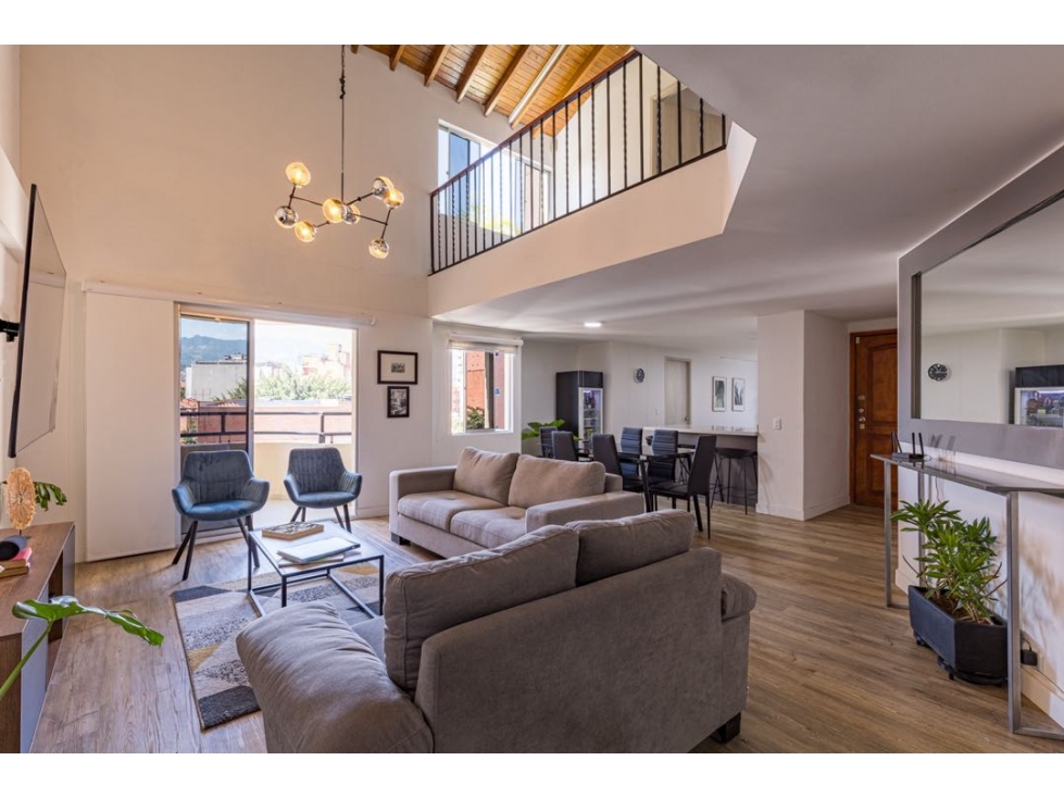 Penthouse dúplex en Laureles, 231 m², amoblado, terraza con jacuzzi