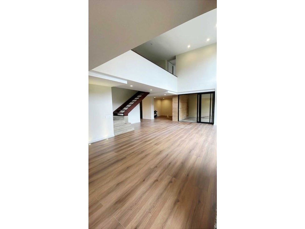 PENTHOUSE EN VENTA. EL POBLADO, LOMA DEL TESORO. Totalmente remodelado — foto 2