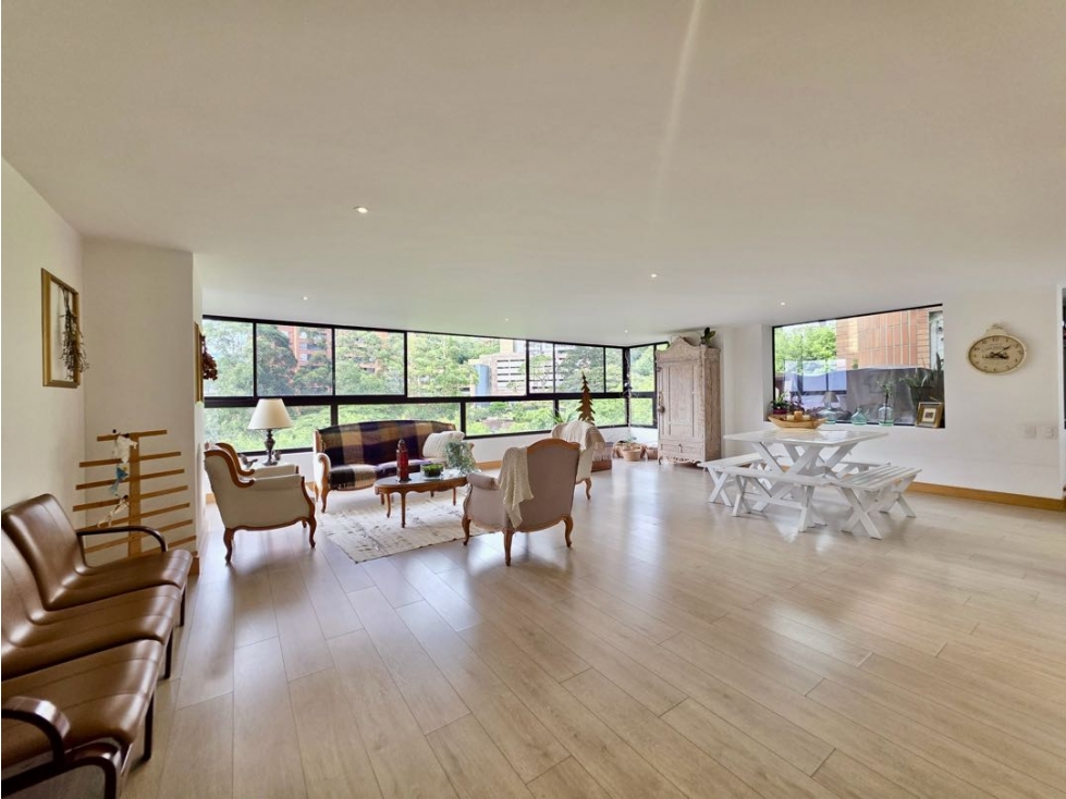 PENTHOUSE REMODELADO EN EDIFICIO ANTIGUO | POBLADO - BALSOS