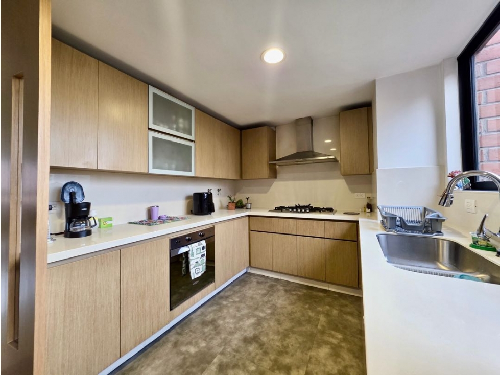 PENTHOUSE REMODELADO EN EDIFICIO ANTIGUO | POBLADO - BALSOS — foto 6