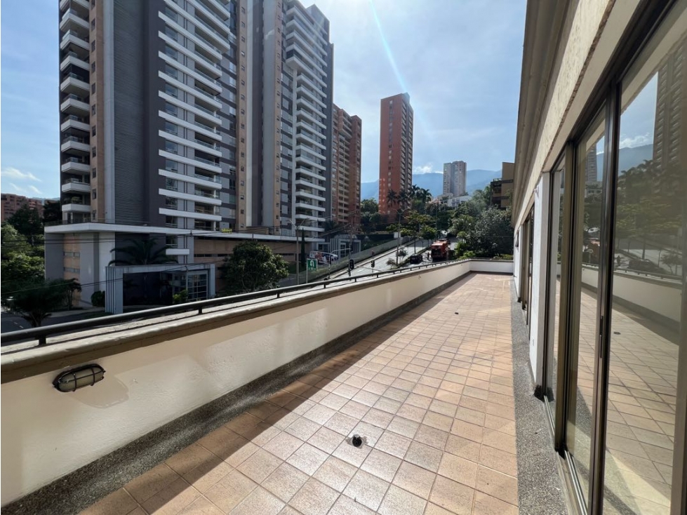 Poblado 3 habitaciones cerca de la avenida POBLADO, para remodelar.