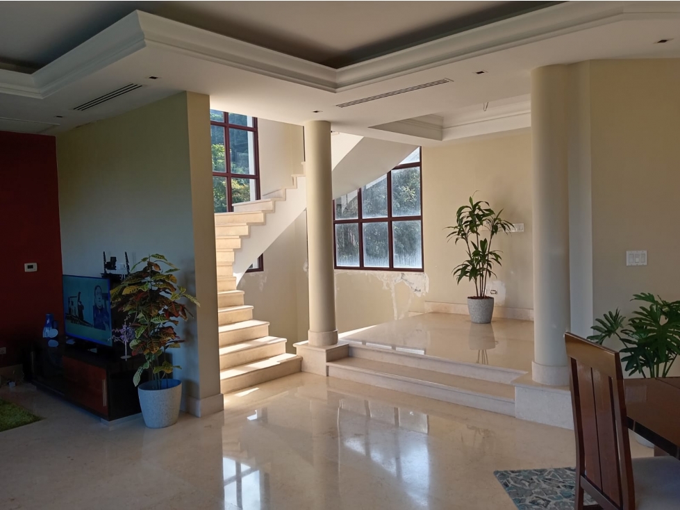 Private 4-Bedroom Estate in Las Cumbres
