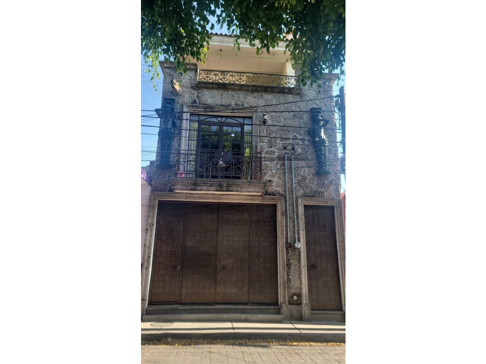 Propiedad de 3 niveles con terraza Tlaquepaque centro - 2