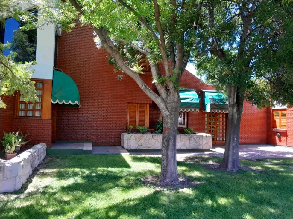 Casa Chalet en venta con Pileta y Quincho en Rusell, Maipú - 4