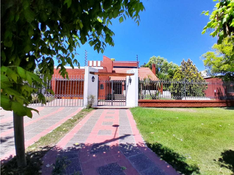 Casa Chalet en venta con Pileta y Quincho en Rusell, Maipú - 1