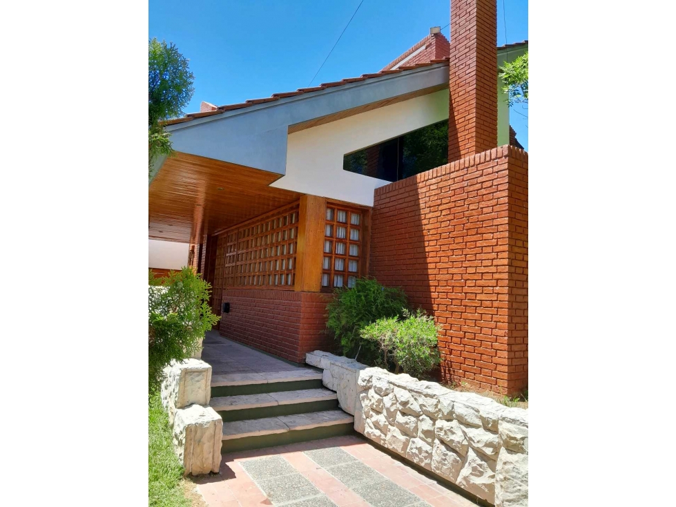 Casa Chalet en venta con Pileta y Quincho en Rusell, Maipú - 3