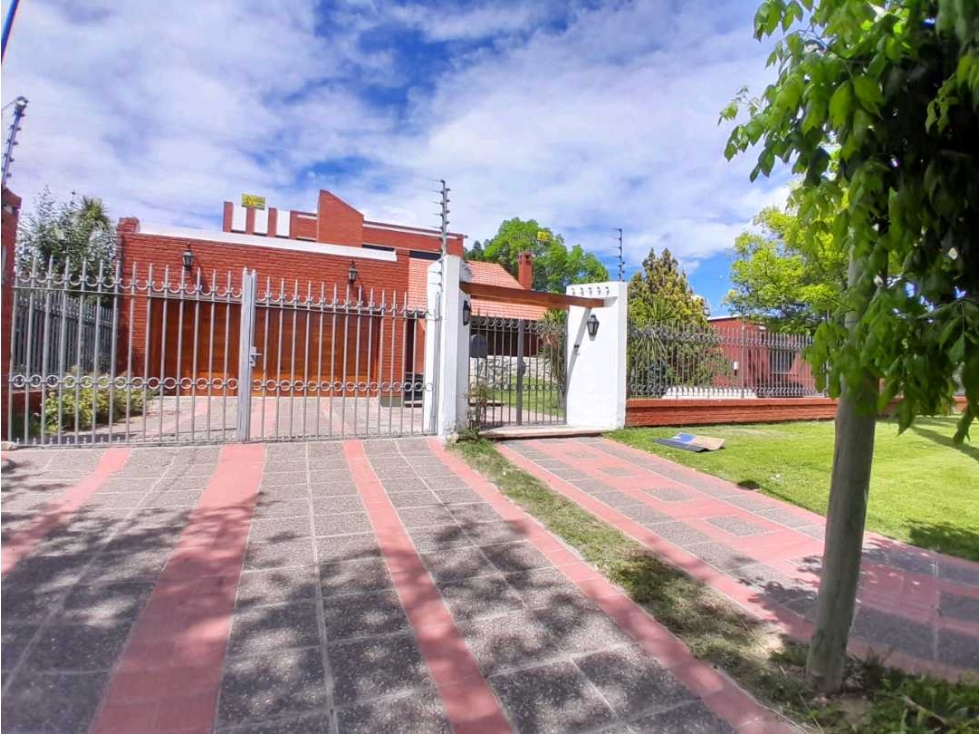 Casa Chalet en venta con Pileta y Quincho en Rusell, Maipú - 2
