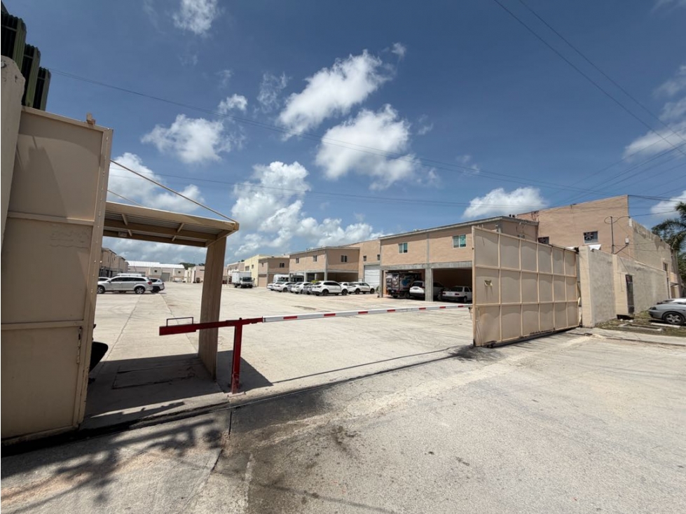 RENTA BODEGA 300M EN CANCÚN POR AV COLOSIO