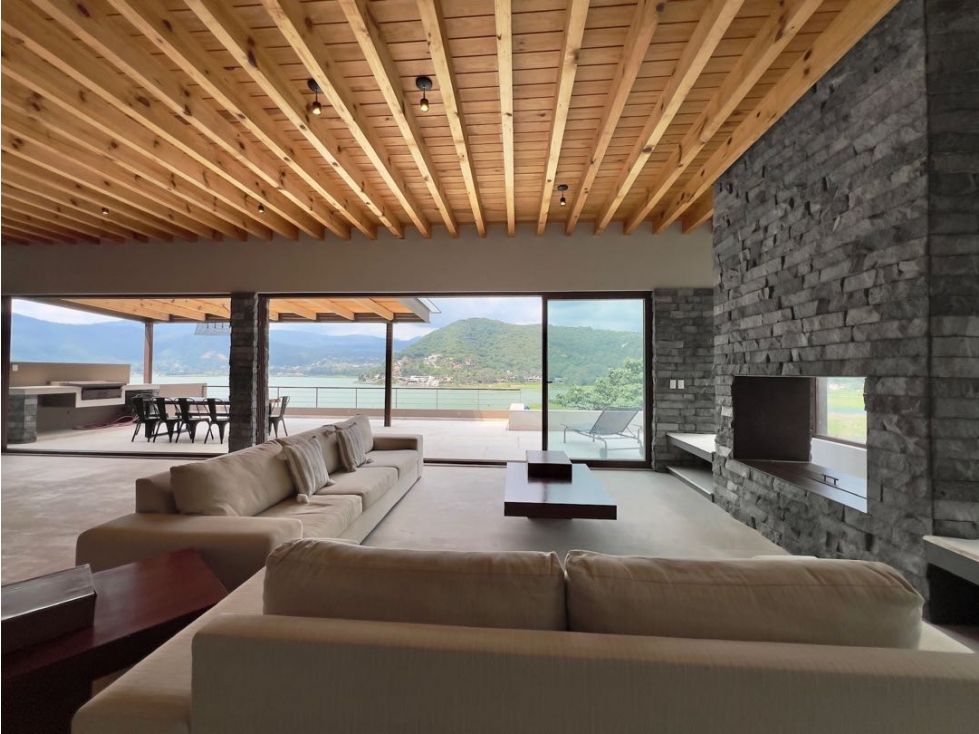 VENTA DE CASA CON TERRAZA, JACUZZI, VISTA Y ACCESO AL LAGO | LA PEÑA — foto 4