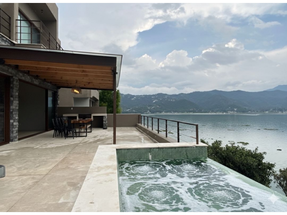 VENTA DE CASA CON TERRAZA, JACUZZI, VISTA Y ACCESO AL LAGO | LA PEÑA