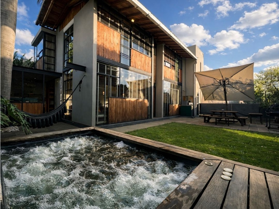 RENTA CASA CON JACUZZI Y PEQUENO JARDIN I VALLE DE BRAVO