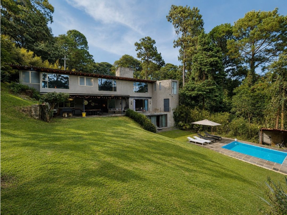 RENTA DE CASA CON ALBERCA, TERRAZA Y AMPLIO JARDIN | AVANDARO