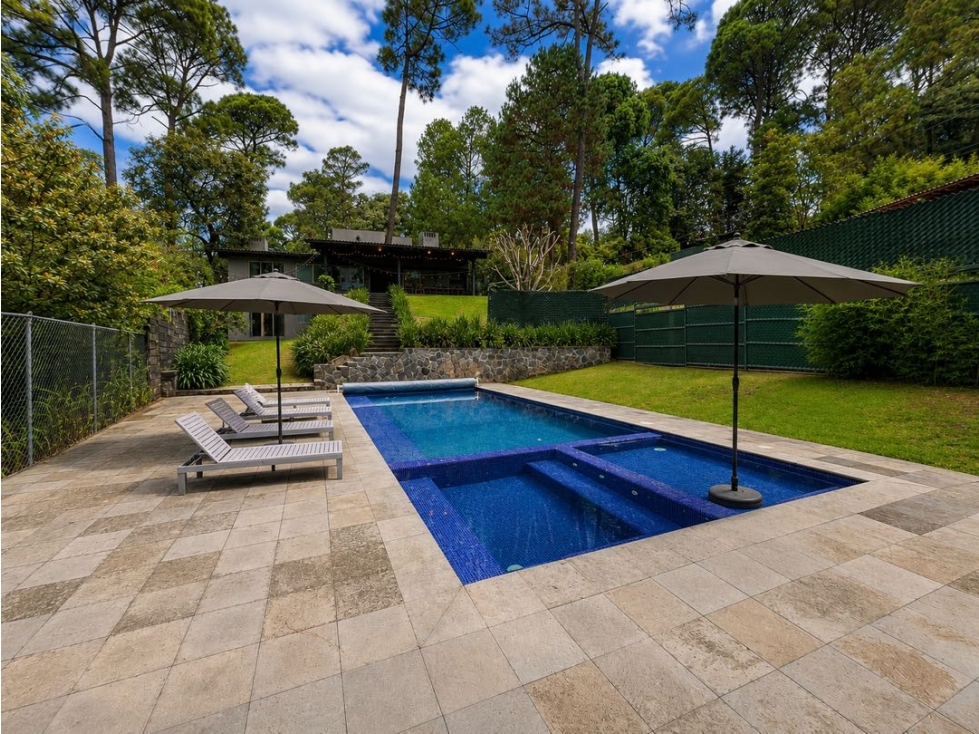 RENTA DE CASA CON AMPLIO JARDIN DESCENDENTE Y ALBERCA | AVANDARO — foto 2