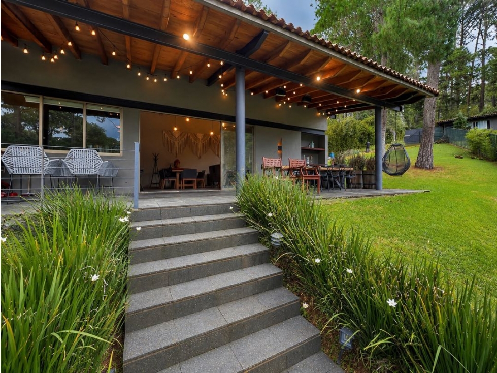 RENTA DE CASA CON AMPLIO JARDIN DESCENDENTE Y ALBERCA | AVANDARO — foto 4