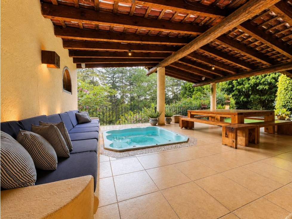RENTA DE CASA CON JACUZZI Y TERRAZA QUE DA AL JARDIN | AVANDARO
