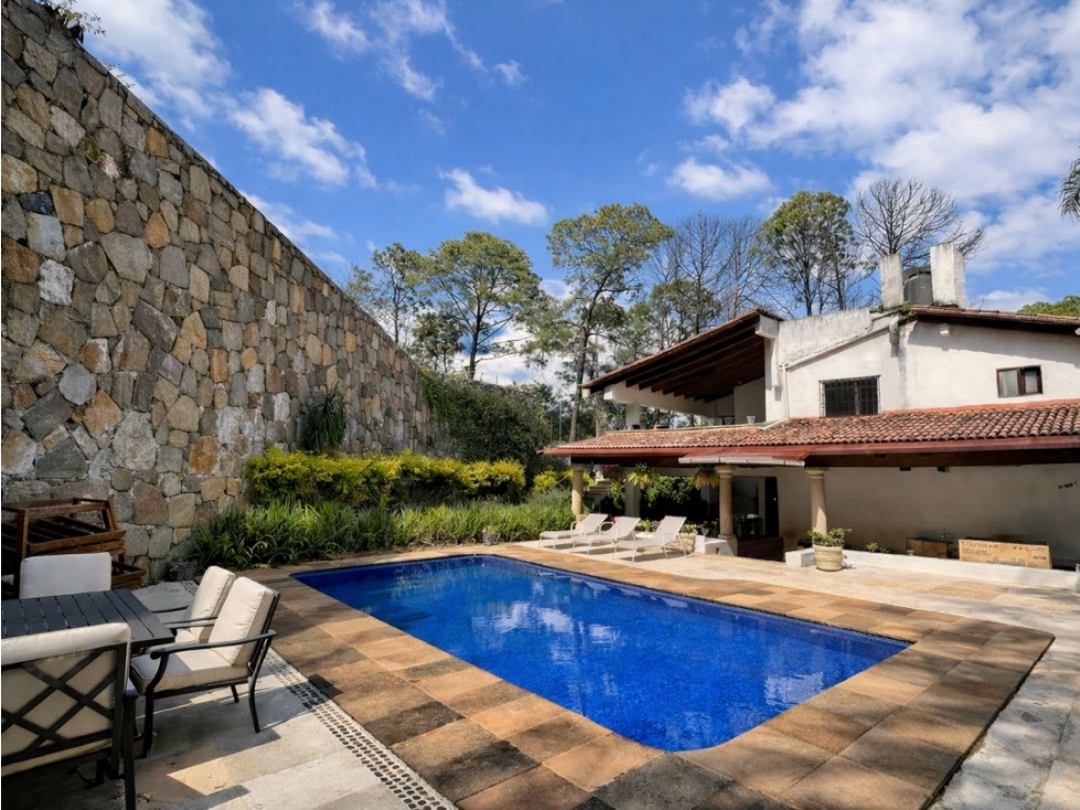 RENTA DE CASA CON JARDIN Y ALBERCA | AVANDARO