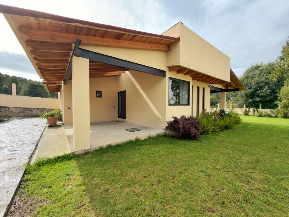 RENTA DE CASA CON TERRAZA Y JARDIN EN LOS SAUCOS I VALLE DE BRAVO — foto 2